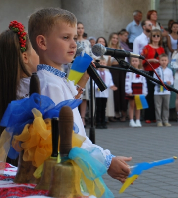 Свято Першого дзвоника у Франківську | ФОТО