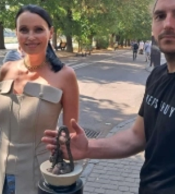 У День знань в Ужгороді відкрили міні-скільптуру «Міцний горішок»