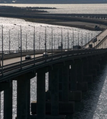 У Керченского моста возводят дополнительное сооружение - соцсети