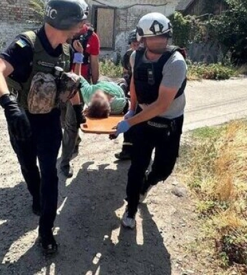 РФ обстріляла Нікополь з артилерії: Постраждали 2 жінки, виникла пожежа. ФОТОрепортаж