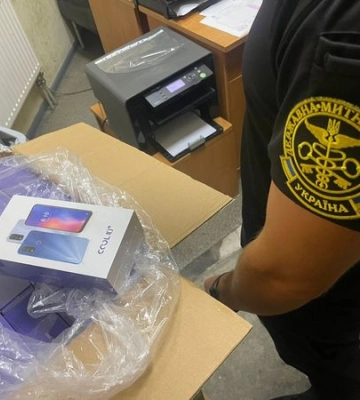 Водій автобуса хотів провезти через «Ягодин» цілу торбу смартфонів 