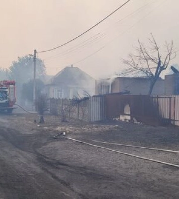 На Донеччині другу добу приборкують масштабну лісову пожежу у природному парку &quot;Святі гори&quot;. ФОТОрепортаж