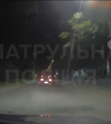 У Луцьку вночі п&#039;яний на «рено» втікав від патрульних і в&#039;їхав у припарковане авто (відео)
