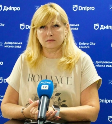 Як у Дніпрі батьки «штурмували» квітковий ринок на «Озерці» напередодні Першого дзвоника