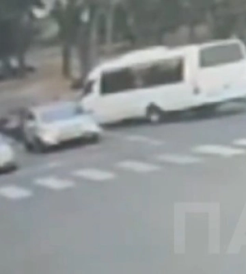 У Сумах мікроавтобус збив мотоцикліста (відео)