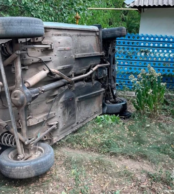 У Кропивницькому п&#039;яний водій легковика наїхав на паркан: автівка перекинулася (ФОТОФАКТ)