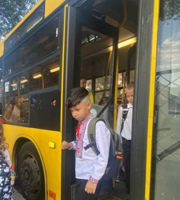 Для учнів шкіл, де неможливо облаштувати укриття, організували безкоштовні перевезення до інших закладів освіти