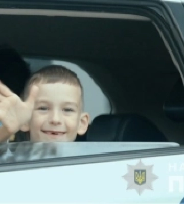 Дітей загиблого лучанина-поліцейського Романа Гіренка на святкову шкільну лінійку відвели колеги тата