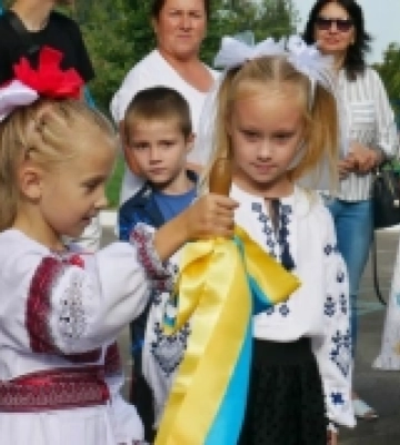 Дзвоник у руках першокласників, квіти та патріотични флешмоб: у ліцеї №1 розпочався новий навчальний рік