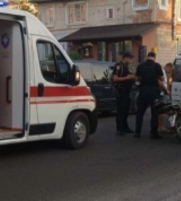 На центральній вулиці Рожища сталась аварія: мотоцикліста забрала швидка. ФОТО