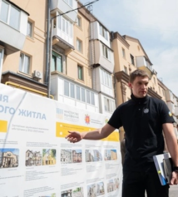 Зеленський ознайомився в Запоріжжі з перебігом відбудови зруйнованої росіянами багатоповерхівки