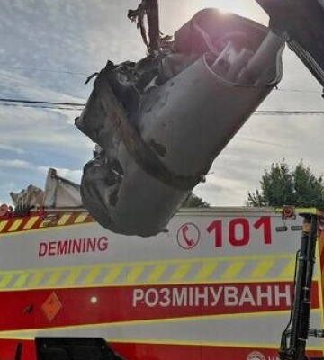 Сапери ДСНС вилучили уламки російської крилатої ракети Х-101 у Києві. ФОТО
