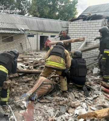 У Куп’янську російські обстріли зруйнували будинок, загинула жінка