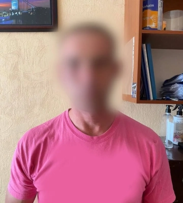 На Київщині чоловік напав з сокирою на сусідку через сміття