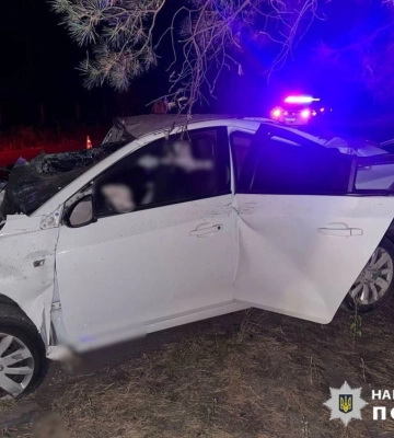 Водій в’їхав у дерево: на Київщині у ДТП загинуло двоє людей (ФОТО)