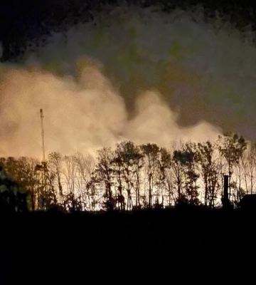 Вночі під Харковом через обстріл палало поле: гасили місцеві жителі