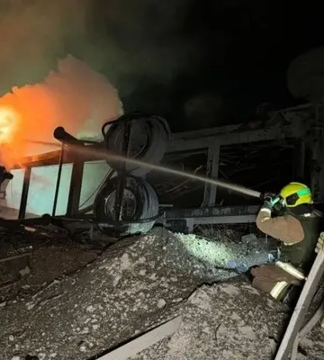 Унаслідок ракетного удару у Дніпрі зросла кількість постраждалих: пошкоджені автівки та підприємство