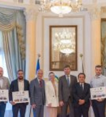 Уряд Японії передав близько 100 одиниць важкої техніки та обладнання для чотирьох регіонів України