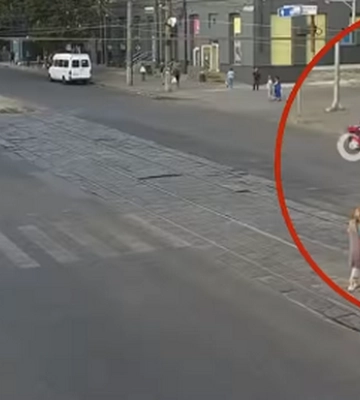 У Дніпрі легковик збив літню жінку (ВІДЕО)