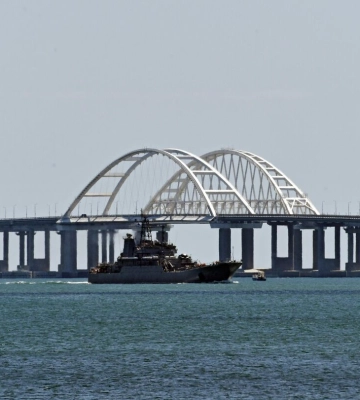 РФ "нашпиговала" Крым ПВО и строит "загадочное сооружение": в ВМС рассказали о защите моста