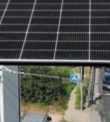 У Рівному на перехресті вулиць встановили першу гібридну сонячну міністанцію для світлофорів
