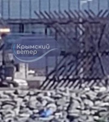 Соцсети: Россияне топят под Крымским мостом заградительные конструкции