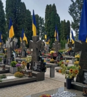 У Рівному на кладовищі завершили встановлення пам&#039;ятників загиблим військовослужбовцям