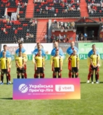 Юні футболісти грем'яцького «Крока» вивели на поле гравців «Вереса»