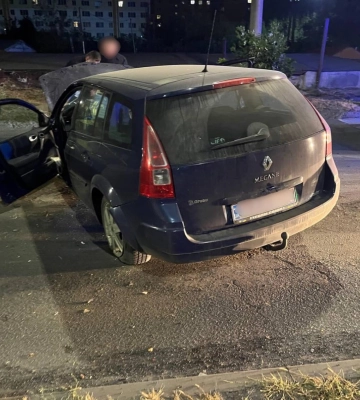 У Луцьку п&#039;яний на Renault «поклав» дорожній знак та протаранив бігборд 
