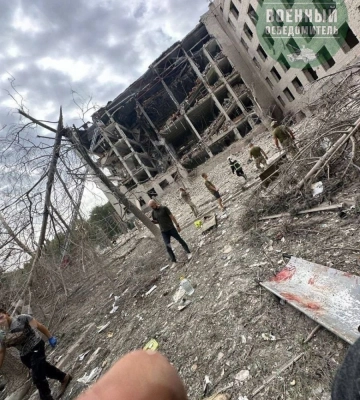 З’явилися перші фото з місця поблизу влучання ракет у Полтаві