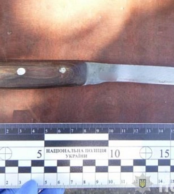 Вдарив знайомого ножем в живіт: поліція Кривого Рогу затримала підозрюваного