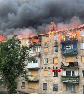 У Краматорську сталася масштабна пожежа у п&#039;ятиповерхівці: горить весь дах будинку, врятовані п&#039;ять людей