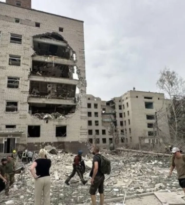 З’явилися перші фото з місця поблизу влучання ракет у Полтаві