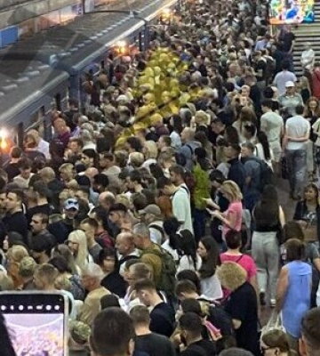 Рух метро у Києві ускладнено після тривалої повітряної тривоги. ВІДЕО+ФОТО