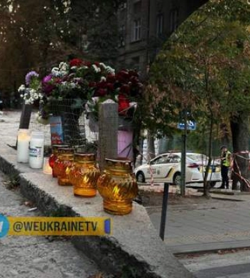 Во Львове к дому, где погибли люди, неравнодушные несут цветы, свечи и детские игрушки