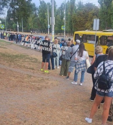У Києві через тривогу в понад 9 годин величезні затори на дорогах, ускладнений рух метро