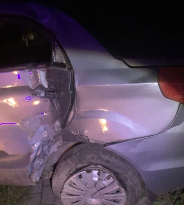 У Львівській області авто вʼїхало в стовп та огорожу: постраждала людина, - ФОТО