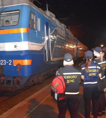 На Кіровоградщині зустріли черговий потяг з  евакуйованими жителями Донецької області (ФОТОФАКТ)