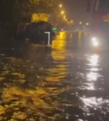Одеські рятувальники показали, як допомагали водіям автомобілів на затоплених дорогах. ВІДЕО