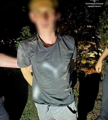 В Одесі на зупинці громадського транспорту пограбували жінку