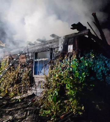 На Рахівщині горів житловий будинок. Сусідній вдалося врятувати