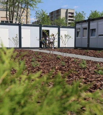 Частину постраждалих від обстрілів у Львові поселили у модульному містечку та готелях