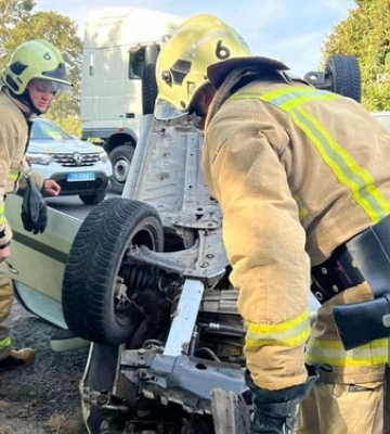 У селі під Луцьком перекинулось авто, водія затисло 