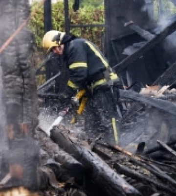 В Одесі спалахнула дерев&#039;яна споруда з будівельним сміттям