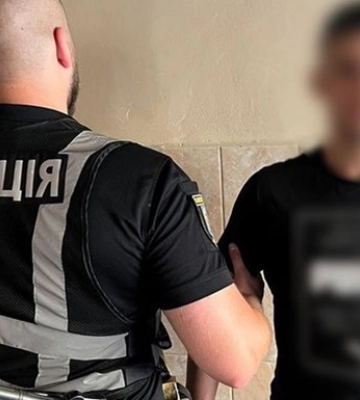 Пошкодили поліцейське авто на Печерську та втекли: у Києві затримали двох підозрюваних. Фото