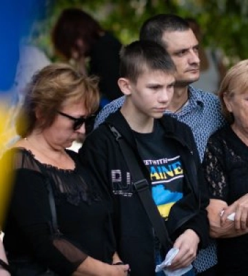 В Ужгороді сьогодні попрощалися із 35-річним захисником – солдатом Віктором Яцолою