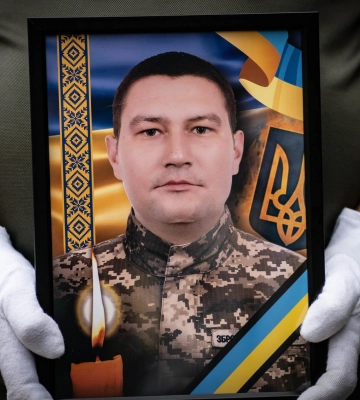 В Ужгороді сьогодні попрощалися із 35-річним захисником – солдатом Віктором Яцолою