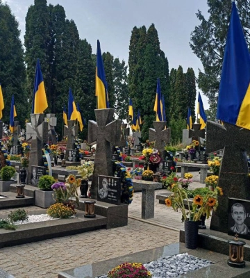 На Алеї Героїв у Рівному продовжують встановлювати пам`ятники захисникам