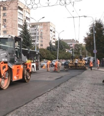 На Соборній у Рівному ремонтують дорожнє покриття (ВІДЕО)