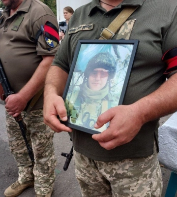 «Загинув майже рік тому»: рідні та близькі провели у вічність полтавця Євгена Жевненка, який поліг на Донеччині